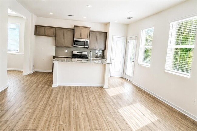 Building Photo - 79 Pineview Dr