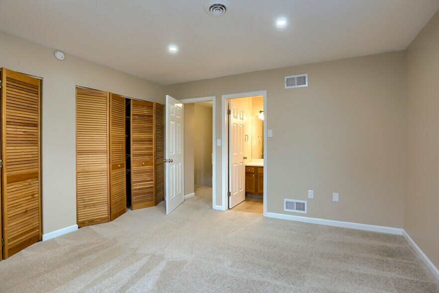 Building Photo - 843 Old Silver Spring Rd