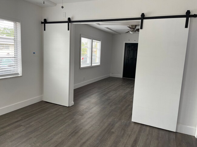 Building Photo - 1100 NE 9th Ave