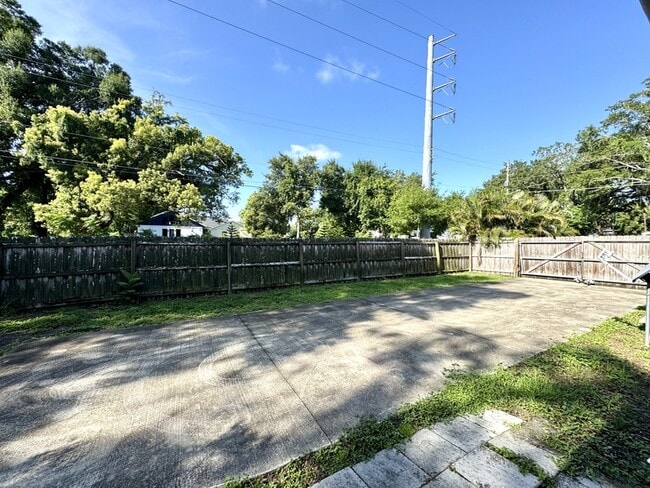 Building Photo - 2525 Gowen St