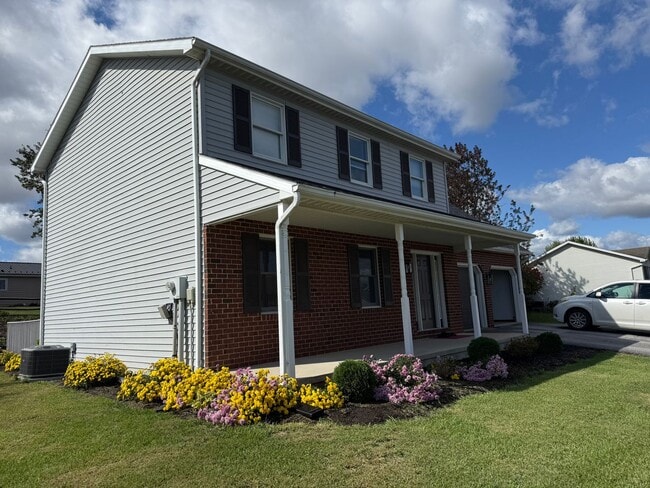 Building Photo - 1560 Buttercup Dr