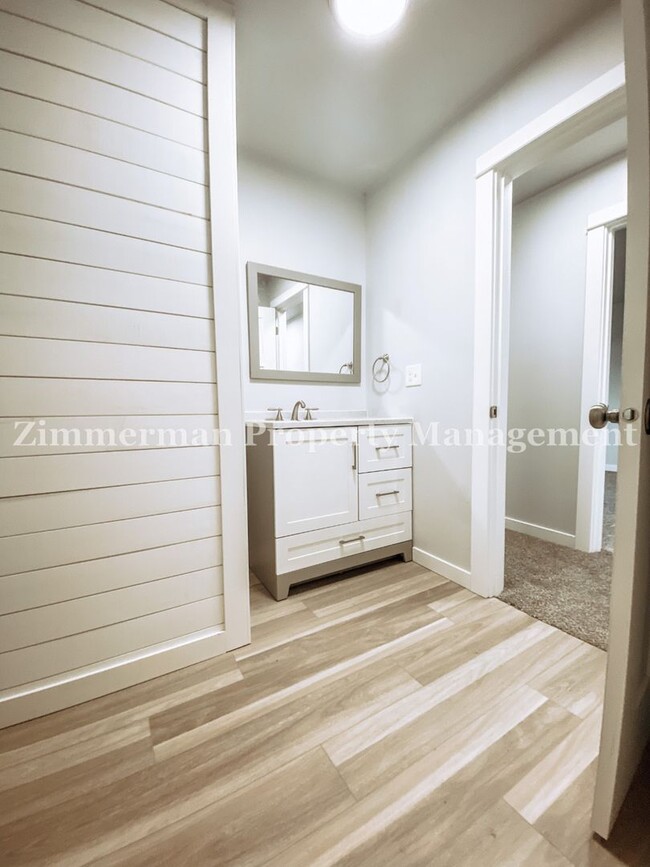Building Photo - 3 Bedroom 2.5 Bathroom Townhome!