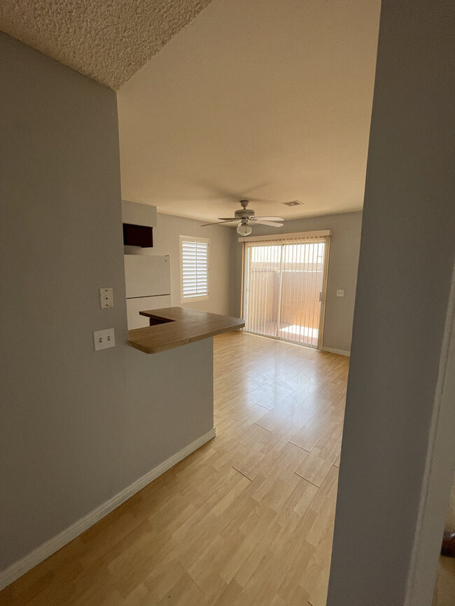 Building Photo - Well Maintained Condo in La Cresenta
