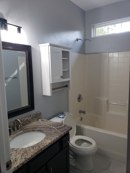 Building Photo - 103 Lantana Ct
