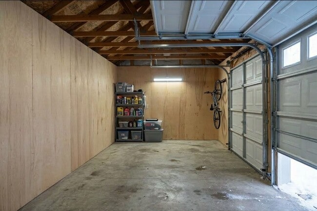 Building Photo - 3bed/3bath Renovated Townhome with Garage (Heat Included)