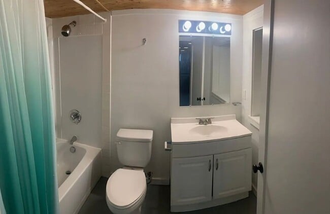 Building Photo - $2,750 - Two Bedrooms, Two Bathrooms, With Bonus Room And Large Yard, Ready For Lease!