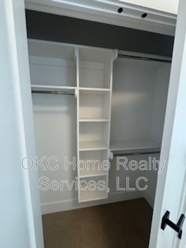 Building Photo - 1078 Hangar Dr