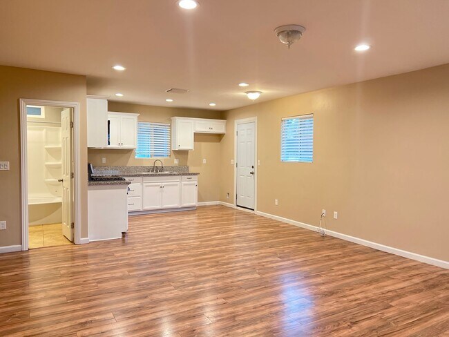 Building Photo - Northeast Bakersfield