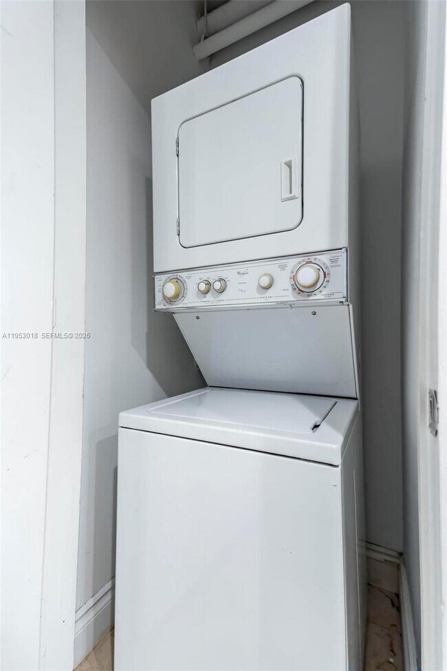 Building Photo - 1050 Brickell Ave