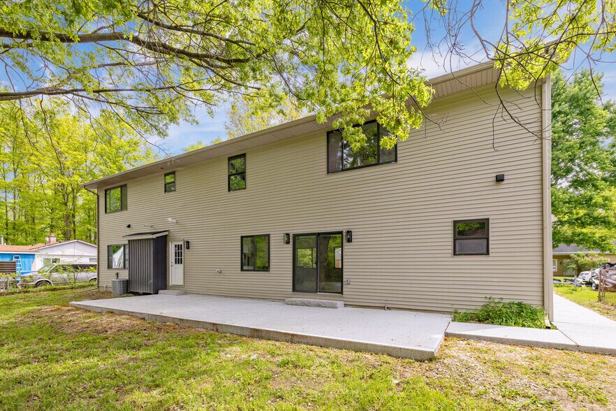 Building Photo - 7598 Lake Park Rd