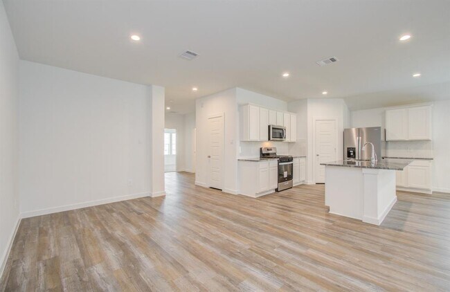 Building Photo - 8707 Shumard Oak Dr