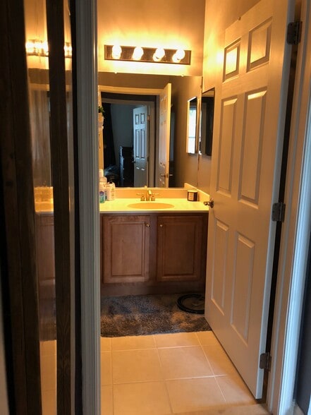 Building Photo - 300 W Elm St