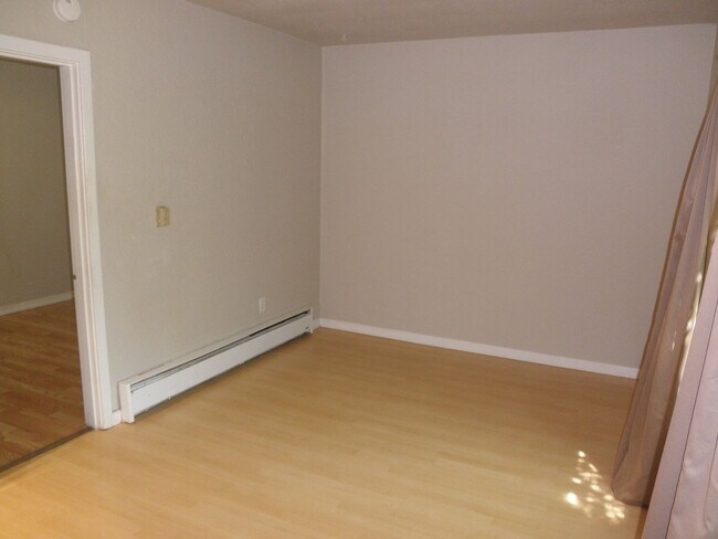 Building Photo - Convenient to West Salem shopping