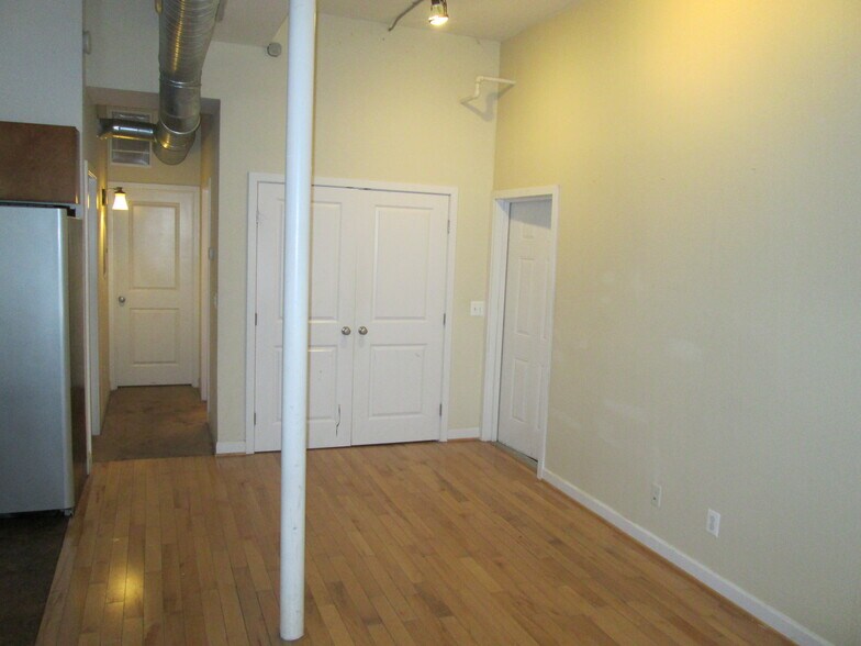 Building Photo - 1211 S Charles St