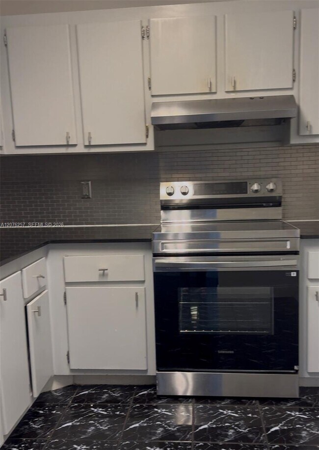 Building Photo - 1300 NE Miami Gardens Dr