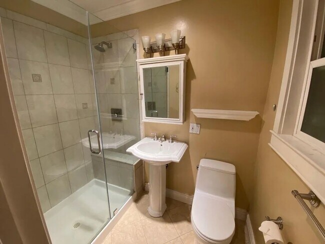 Building Photo - Charming 3-Bedroom Home in a Family Friend...