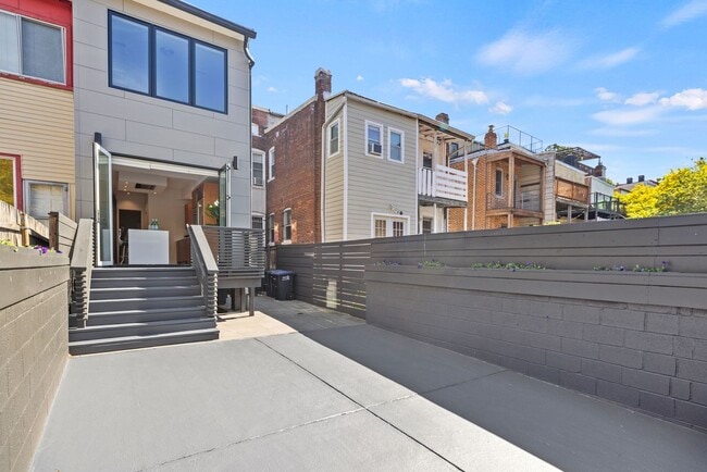 Building Photo - Gorgeous, Spacious 4BR with Updated Kitche...