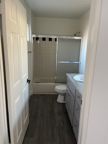 Building Photo - 825 S Harvard Blvd