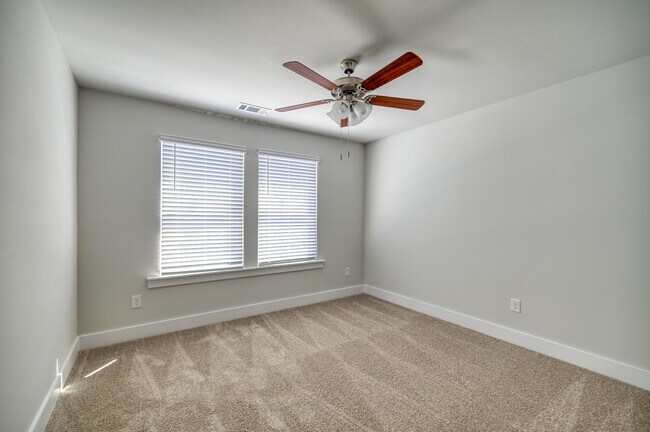 Building Photo - 109 S Grassland Rd