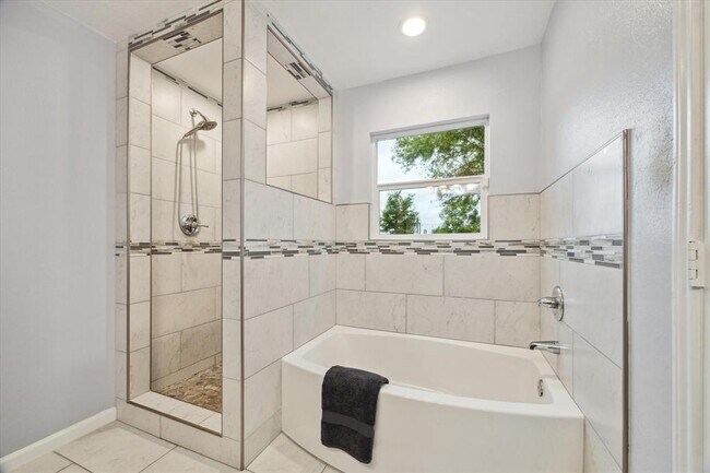Building Photo - 3402 Fox Ct