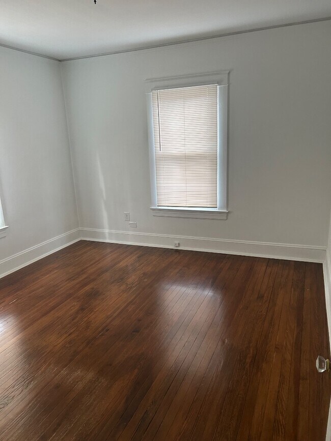 Building Photo - 2205 Mayflower Dr