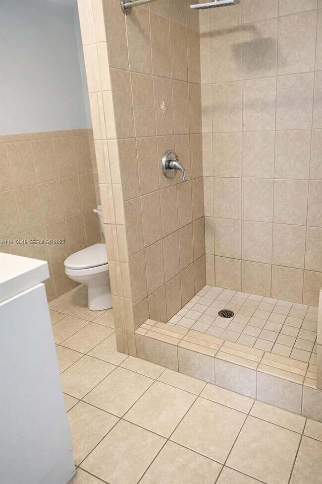 Building Photo - 10000 NW 80th Ct