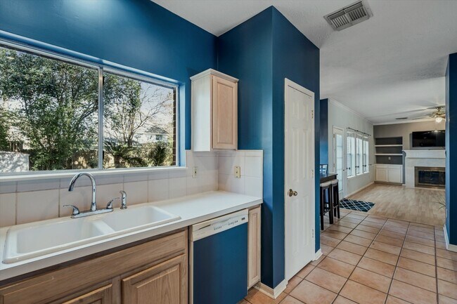 Building Photo - 2630 Lakeway Dr