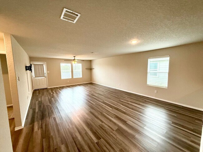 Building Photo - Gorgeous 3-bedroom, 2 Bathroom, Minutes from Randolph AFB