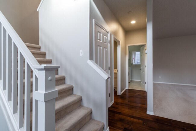 Building Photo - Beautiful 4 bedroom, 2.5 bathroom-Union Hi...