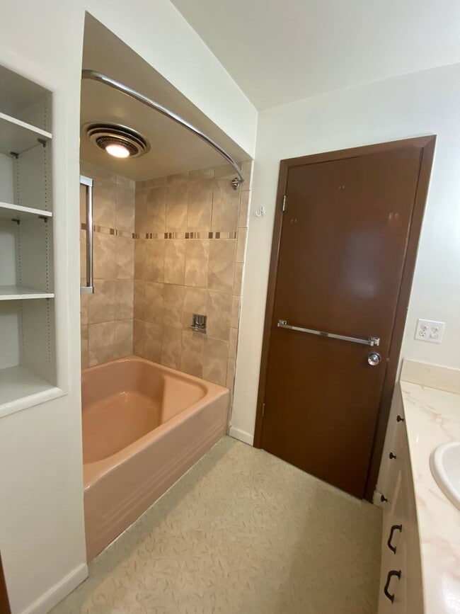 Building Photo - Stunning 3 bed, 2 bath home in historic Ro...