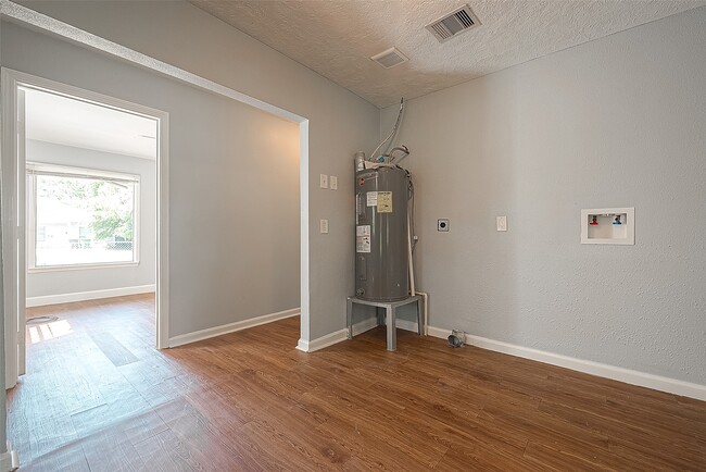 Building Photo - 4810 Carmen St
