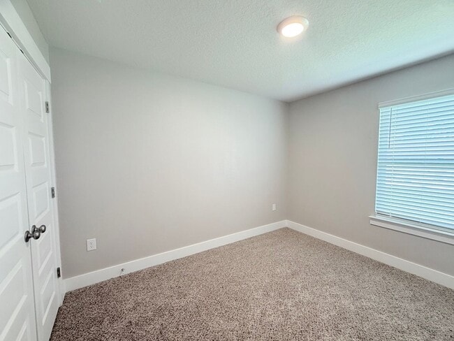 Building Photo - 3 Bed/2.5 Bath Townhome - Prime Pensacola ...