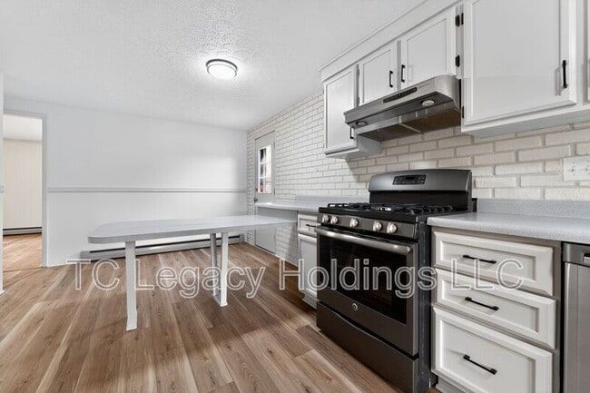 Building Photo - 1121 Eastwood Dr