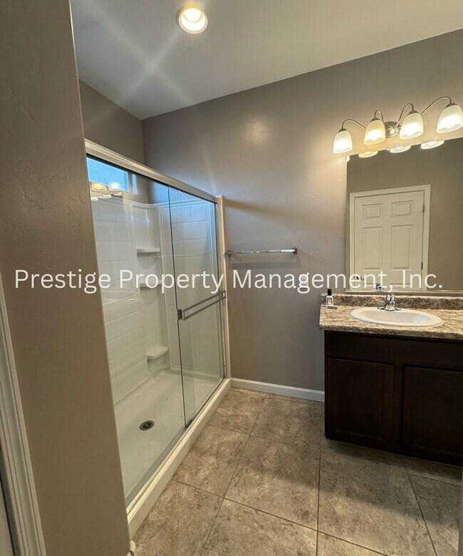Building Photo - Spacious 4+Den/3 Northwest Home!