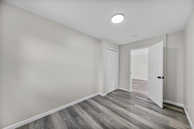 Building Photo - 18-18 Willow Way