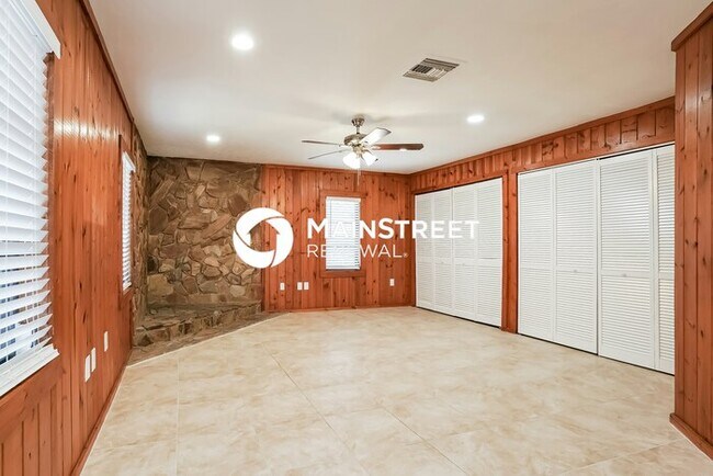 Building Photo - 4 Bedroom Pet-Friendly Home in FORT MYERS, FL with Main Street Renewal