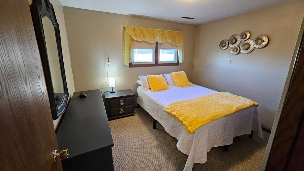 Building Photo - 1908 Refset Dr