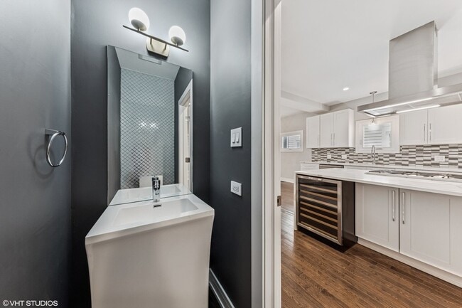 Building Photo - 3125 S Giles Ave