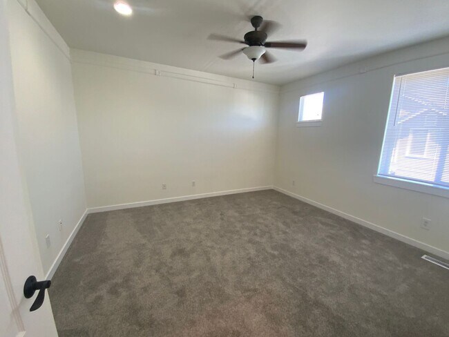 Building Photo - * Gated Community * Newly Remodel 3 bed- 2...