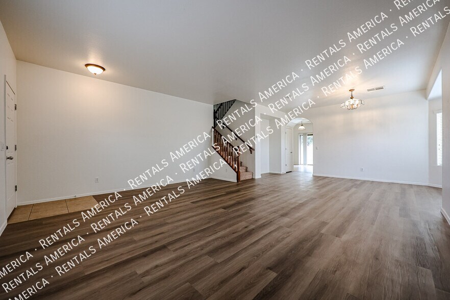 Building Photo - 935 E Blue Spruce Ln