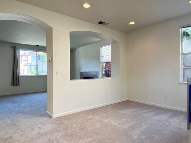 Building Photo - Fresh Interior Paint, Carpeting - Dogs und...