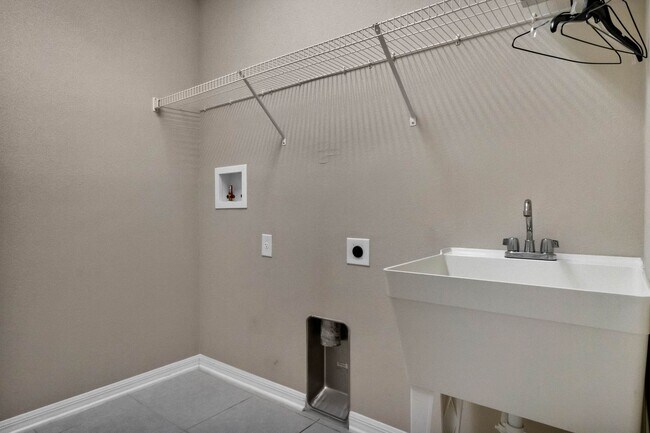 Building Photo - AVAILABLE NOW! 3/2.5/2 townhome close to H...