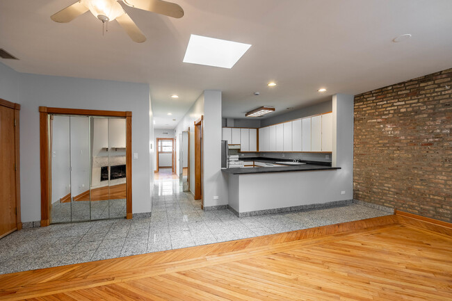 Building Photo - 3205 N Leavitt St