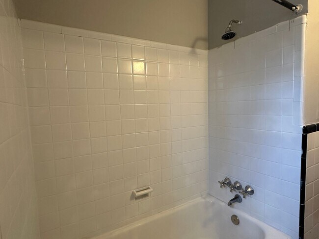 Building Photo - One bed- East Lansdowne