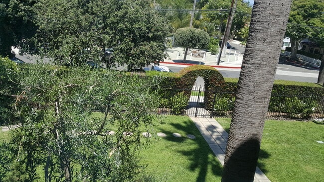 Studio View of front yard - 201 Bath St