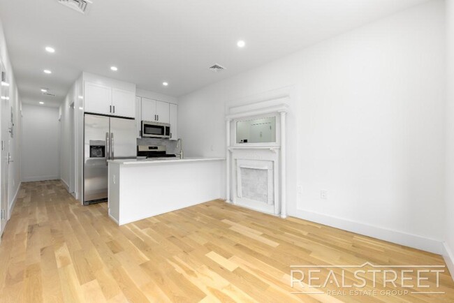 Building Photo - Stunning Brand New 2 Bed Duplex with Backy...