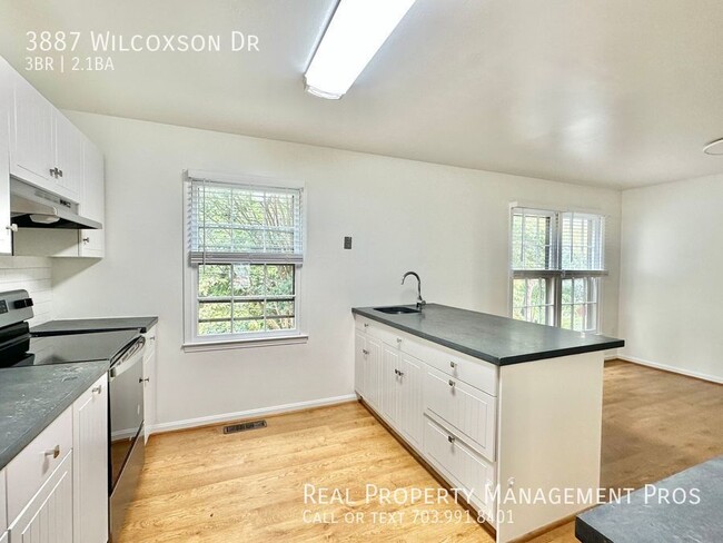 Building Photo - Gorgeous End Unit in Fairfax City!