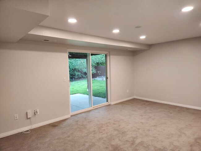 Building Photo - Great 5 Bed 3 Bath Remodeled Home