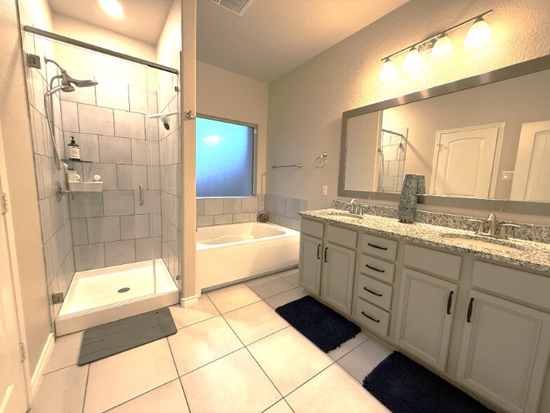 Building Photo - 609 SALISBURY Dr