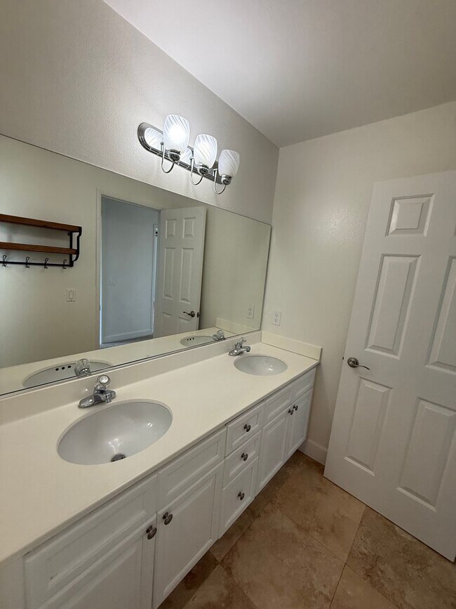 Building Photo - 635 Aliento Way